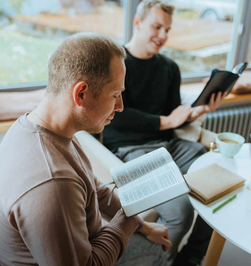 Xoenoiee Bijbel Cover voor Vrouwen en Mannen Lederen Bijbel Boek Draagtas met Afneembare Riem Kerk Tas Boek Covers, Gekleurde libel en bloemen, XXL